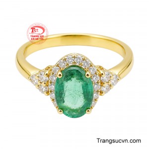 Những bao thể tự nhiên và đường vân bên trong tạo nên chiều sâu riêng, khiến mỗi góc nhìn đều mang một vẻ đẹp khác biệt.