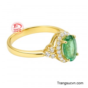 Bao quanh viên chủ là những viên đá cz được sắp đặt mềm mại theo hình cánh hoa, tạo thành một vầng sáng ôm lấy sắc xanh của emerald.
