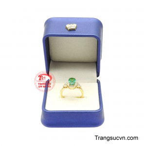 Chiếc nhẫn vì thế không chỉ là điểm nhấn cho đôi tay mà còn mang vẻ đẹp của một biểu tượng xanh về phồn vinh, may mắn và khí chất quý phái.