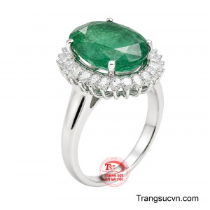 Nhẫn Nữ Emerald Thịnh Vượng mang dáng hình của một đóa hoa quý nở rộ.