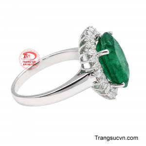 Phần đai nhẫn thanh mảnh, mềm mại như một nét chạm tinh tế, khéo léo nâng đỡ tổng thể mà không làm lu mờ vẻ rực rỡ của mặt đá. 