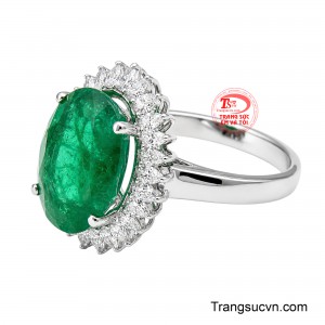Sự tương phản giữa sắc xanh huyền diệu của Emerald và ánh trắng tinh khiết của những viên đá bao quanh tạo nên một diện mạo vừa quý phái, vừa nữ tính.