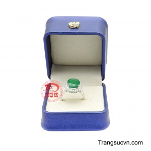 Không đơn thuần là một thiết kế trang sức, Nhẫn Nữ Emerald Thịnh Vượng gợi lên hình ảnh một đóa hoa ngọc đang khoe sắc, biểu tượng của sự sung túc, vẻ đẹp viên mãn và khí chất kiêu hãnh.