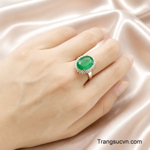 Không đơn thuần là một thiết kế trang sức, Nhẫn Nữ Emerald Thịnh Vượng gợi lên hình ảnh một đóa hoa ngọc đang khoe sắc, biểu tượng của sự sung túc, vẻ đẹp viên mãn và khí chất kiêu hãnh. 
