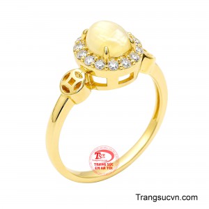 Nhẫn nữ Sapphire Kim Tiền mang vẻ đẹp thanh lịch, sang trọng với thiết kế kim tiền tài lộc và thịnh vượng.