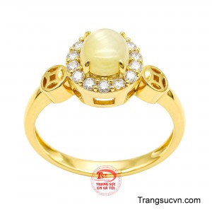 Trung tâm nhẫn là viên Sapphire dáng oval, tượng trưng cho sự bình an, trí tuệ, sự sáng suốt và nguồn năng lượng ổn định. 