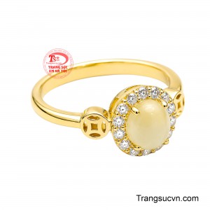 Sắc vàng phớt trong trẻo của Sapphire tạo cảm giác thanh tĩnh, sang trọng, đồng thời mang ý nghĩa thu hút những điều tốt lành và thuận lợi trong cuộc sống.