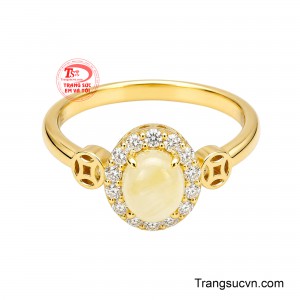 Điểm nhấn đặc biệt nằm ở hai họa tiết kim tiền cách điệu hai bên viên chủ, được thiết kế đối xứng như một thế hội tụ, mang hàm ý tài vận tích lũy bền vững. 