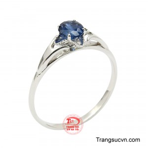 Nhẫn Nữ Sapphire Lam Khuê mang vẻ đẹp thanh tao và đầy cuốn hút, lấy sắc xanh sapphire làm điểm nhấn chủ đạo. 
