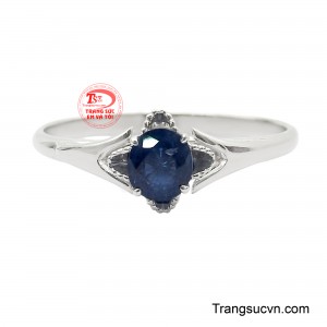 Sắc xanh sapphire như hội tụ chiều sâu của đại dương và ánh sáng của tinh tú, đem đến cảm giác bình yên nhưng vẫn nổi bật đầy quyền quý. 