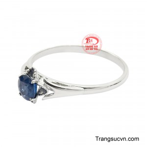 Thiết kế nhẫn được hoàn thiện với những đường nét tinh tế, tôn trọn vẻ đẹp của viên đá trung tâm. 