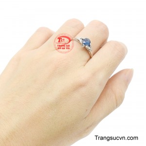 Khi bắt sáng, sapphire tạo nên những chuyển sắc đầy mê hoặc, giúp đôi tay trở nên thanh lịch, kiêu sa và nổi bật. 