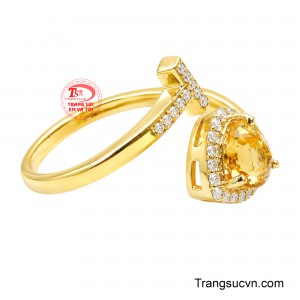 Viên đá chủ được bao quanh bởi những viên đá trắng lấp lánh, tạo nên hiệu ứng tương phản sang trọng và làm tôn lên sắc vàng ấm áp. 
