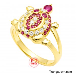 Những viên Ruby sắc đỏ hồng rực rỡ được sắp xếp hài hòa, kết hợp cùng kim cương lấp lánh, tạo nên tổng thể nổi bật và cuốn hút. 