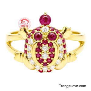 Thiết kế cầu kỳ, giàu chi tiết giúp chiếc nhẫn trở thành điểm nhấn ấn tượng, vừa thể hiện nét nữ tính vừa toát lên vẻ quý phái. 