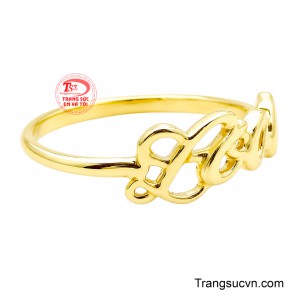 Mẫu nhẫn không chỉ là món trang sức duyên dáng mà còn mang ý nghĩa biểu tượng cho sự gắn bó bền chặt giữa những người yêu thương.