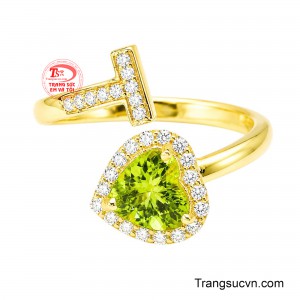 Thân nhẫn vàng thanh mảnh ôm trọn thiết kế, tạo cảm giác nữ tính nhưng vẫn nổi bật. 