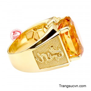 Sắc vàng của kim loại hòa quyện cùng ánh vàng trong trẻo của thạch anh mang đến tổng thể ấm áp, sang trọng và đầy khí chất.