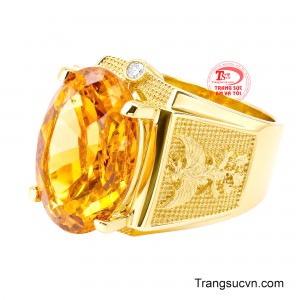 Với thiết kế đai nhẫn bản rộng được tạo tác cầu kỳ với họa tiết trang trí tinh xảo, điểm thêm một viên đá nhỏ tạo hiệu ứng lấp lánh. 