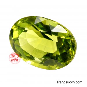 Dáng cắt oval mềm mại giúp viên đá phô diễn trọn vẹn chiều sâu tự nhiên, tạo nên hiệu ứng ánh sáng dịu dàng nhưng đầy cuốn hút.