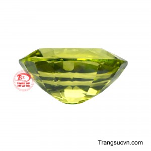 Trong phong thủy, Peridot tượng trưng cho sự thịnh vượng và may mắn, được tin rằng có khả năng thu hút tài lộc và bảo vệ chủ nhân khỏi những năng lượng tiêu cực. 