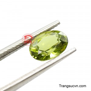 Sắc xanh lục của Peridot còn đại diện cho sự tái sinh và phát triển, mang ý nghĩa về hy vọng, khởi đầu mới và sự trưởng thành bền vững.