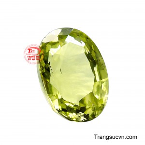Dáng cắt oval giúp viên đá tôn lên độ trong và khả năng phản xạ ánh sáng, tạo hiệu ứng lấp lánh mềm mại nhưng vẫn giữ được vẻ tự nhiên.