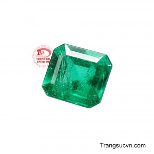 Bên trong viên đá là những bao thể tự nhiên như những vân mây và tinh thể đan xen, đây là dấu ấn được tạo nên qua hàng triệu năm kiến tạo của thiên nhiên. 