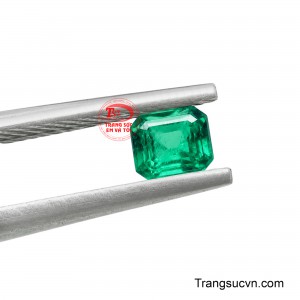 Emerald Huyền Bích là lựa chọn lý tưởng để chế tác nhẫn, mặt dây chuyền hoặc trở thành viên đá sưu tầm dành cho những người yêu vẻ đẹp nguyên bản của đá quý.