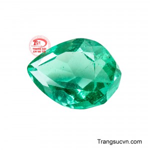 Bề mặt được mài đánh bóng tỉ mỉ giúp tăng độ sáng và độ trong, đồng thời vẫn giữ nguyên sắc xanh nguyên bản cùng chiều sâu đặc trưng của viên đá. 