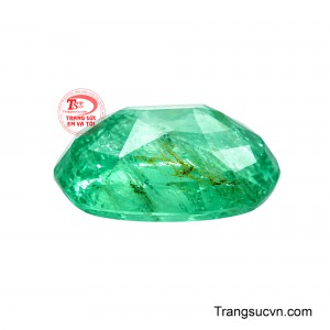 Viên Emerald Thanh Uyên dáng oval không chỉ tôn vinh vẻ đẹp sang trọng mà còn là biểu tượng của sự thịnh vượng, hy vọng và những khởi đầu tốt đẹp.