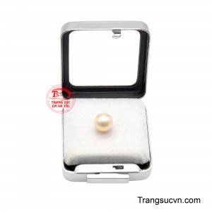 Ngọc trai từ lâu được xem là biểu tượng của sự thuần khiết, nữ tính, viên mãn và vẻ đẹp trường tồn, vì vậy mỗi viên ngọc không chỉ là một điểm nhấn trang sức mà còn mang theo giá trị tinh thần đặc biệt. 