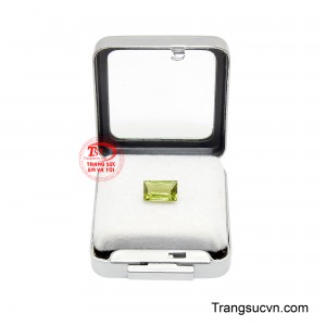 Sắc xanh đặc trưng của Peridot cũng thường được yêu thích trong quan niệm phong thủy bởi ý nghĩa gắn với may mắn, tài lộc và những khởi đầu thuận lợi. 