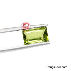 Khi được ứng dụng vào nhẫn, mặt dây chuyền, bông tai hoặc vòng tay, Peridot Baguette có thể trở thành điểm nhấn nổi bật, đặc biệt khi kết hợp cùng vàng vàng, vàng trắng hoặc vàng hồng.