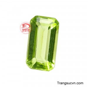 Khi kết hợp cùng vàng vàng, vàng trắng hay vàng hồng, sắc xanh Peridot càng được tôn lên, tạo nên tổng thể vừa thanh lịch vừa nổi bật. 