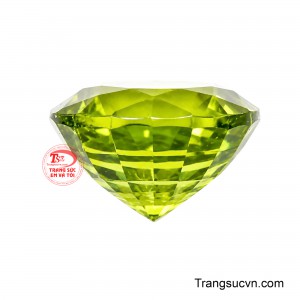 Viên Peridot chế tác dáng tròn nổi bật với sắc xanh lục pha ánh vàng đặc trưng, mang vẻ tươi sáng, trong trẻo và đầy sức sống. 