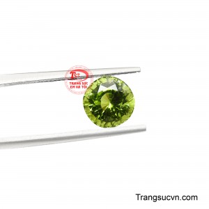 Khi được ứng dụng trong nhẫn, mặt dây chuyền, bông tai hay vòng tay, viên Peridot không chỉ đóng vai trò là điểm nhấn màu sắc mà còn góp phần tạo nên dấu ấn riêng cho món trang sức.