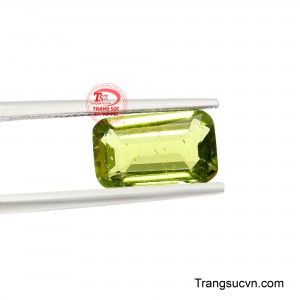 Peridot Lục Quang Minh Tú là sự hòa quyện giữa sắc xanh tràn đầy sinh khí, ánh sáng rực rỡ và đường nét chế tác tinh tế, một viên đá mang vẻ đẹp hiện đại cùng thông điệp về minh quang, may mắn và thịnh vượng bền lâu.