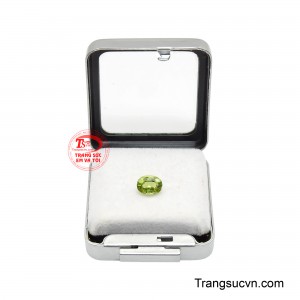 Khi được đặt trong thiết kế trang sức tinh tế, sắc xanh của Peridot trở thành điểm nhấn nổi bật, vừa nâng tầm vẻ đẹp của viên đá vừa tạo nên tổng thể sang trọng, thanh thoát và giàu cá tính. 