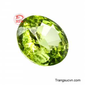 Những đường cắt được chăm chút giúp ánh sáng đi sâu vào viên đá, làm nổi bật độ trong, sắc xanh và chiều sâu quang học, từ đó nâng tầm giá trị thẩm mỹ của viên đá. 