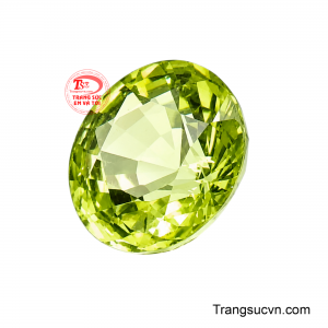 Trong chế tác trang sức, Peridot có khả năng trở thành tâm điểm thị giác nhờ màu xanh nổi bật nhưng vẫn thanh nhã. 