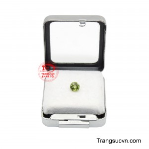 Một viên Peridot dáng tròn có thể được đặt ở vị trí trung tâm của nhẫn, mặt dây chuyền hoặc bông tai, kết hợp cùng vàng vàng, vàng trắng hoặc vàng hồng để tạo nên những sắc thái hoàn toàn khác nhau. 