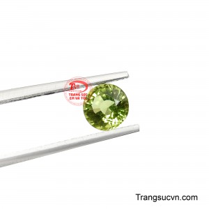 Peridot không chỉ là điểm nhấn của một món trang sức, đó là sắc xanh tạo nên thần thái. 
