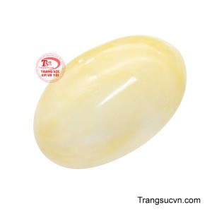 Trong quan niệm phong thủy, Sapphire thường được gắn với sự bình tâm, trí tuệ, lòng kiên định và khả năng bảo vệ năng lượng tinh thần, gửi gắm mong cầu về một cuộc sống an lành, thuận lợi. 