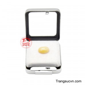 Những đường nét của trang sức có thể được thiết kế để tôn lên vẻ đẹp tự nhiên của Sapphire, biến viên đá thành tâm điểm của tổng thể, đồng thời lưu giữ thông điệp về sự chở che và bình an.