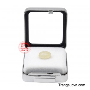 Sapphire Hộ Mệnh mang vẻ đẹp của sự kiên định, ý nghĩa của bình an và niềm tin, như một món trang sức mang theo lời chúc về một hành trình vững vàng, thuận lợi và luôn được chở che.