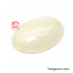 Khi được đưa vào trang sức, đường cong của viên đá giúp thiết kế trở nên mềm mại, quý phái và dễ dàng tạo điểm nhấn trên nhẫn, mặt dây chuyền hay bông tai cao cấp. 