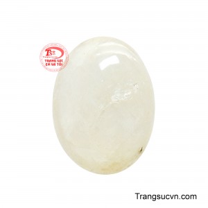 Dáng oval tượng trưng cho sự trọn vẹn, cân bằng và hanh thông, kết hợp cùng vẻ đẹp đặc trưng của Sapphire tạo nên một viên đá mang khí chất thanh lịch nhưng vẫn có sức hút riêng. 
