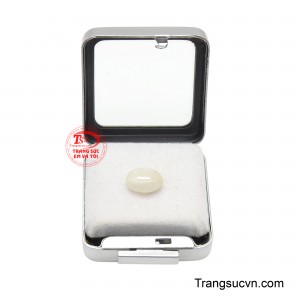 Sapphire Hưng Thịnh mang vẻ đẹp cổ điển của dáng oval cabochon hòa quyện cùng ý nghĩa cát lành, tạo nên một viên đá vừa tinh tế về thẩm mỹ, vừa giàu giá trị biểu tượng.