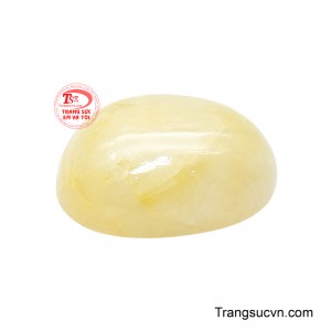 Sắc trắng ngà pha ánh vàng gợi liên tưởng đến kim quang và sự sung túc, tượng trưng cho tài lộc, thịnh vượng và cuộc sống đủ đầy. 